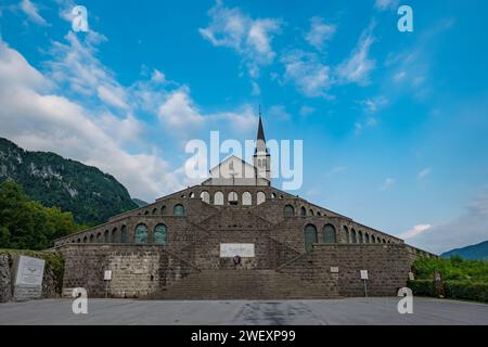 Kobarid, Slowenien. Gedenkkirche und Ossuarium der italienischen Soldaten des Ersten Weltkriegs. St. Antony Kirche im Soca-Tal. Gedenkstätte für den Krieg. Stockfoto