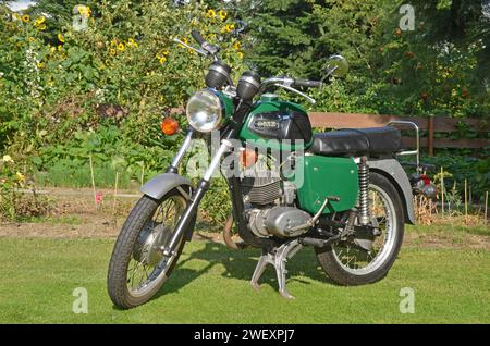 09.08.2014 MZ TS 150 Deutschland/Sachsen Anhalt/Altmark/Altmarkkreis Salzwedel/Stadt Klötze/Ortsteil Kunrau/Motorrad/MZ TS 150 Trophy Sport/Baujahr 1984/restauriert *** 09 08 2014 MZ TS 150 Deutschland Sachsen Anhalt Altmark Altmarkkreis Salzwedel Stadt Klötze Ortsteil Kunrau Motorrad MZ TS 150 Trophy Sport Jahr 1984 restauriert Stockfoto
