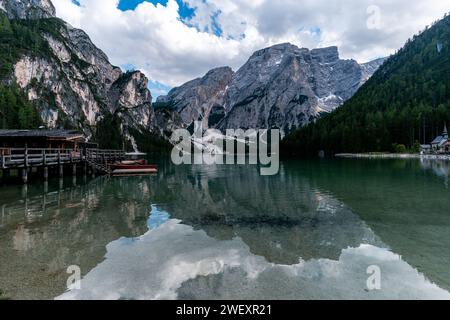 Alpine Serenity: Unberührter Pragser See mit kristallklarem Wasser und majestätischer Bergkulisse Stockfoto