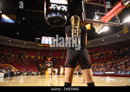 Der Stürmer Cameron Brink (22) des Stanford Cardinal spielt in der ersten Hälfte des NCAA-Basketballspiels gegen die Arizona State Sun Devils in Tempe Stockfoto