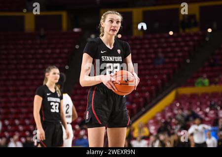 Stanford Cardinal Stürmer Cameron Brink (22) versucht einen Freiwurf in der zweiten Hälfte des NCAA-Basketballspiels gegen Arizona State in Tempe, Ariz Stockfoto