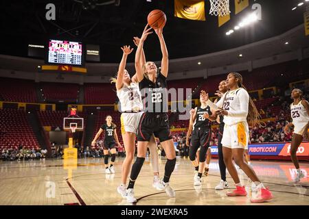 Der Stürmer Cameron Brink (22) des Stanford Cardinal spielt in der ersten Hälfte des NCAA-Basketballspiels gegen die Arizona State Sun Devils in Tempe Stockfoto