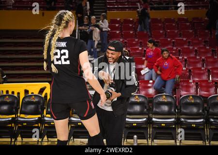 Cameron Brink (22) trifft auf den Wachmann der Phoenix Suns Damian Lee nach einem NCAA-Basketballspiel zwischen den Arizona State Sun Devils an Stockfoto