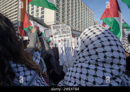 Berlin, Deutschland. Januar 2024. Am 27. Januar 2024 erlebte Berlin eine Konvergenz bedeutender Ereignisse: Die Begehung des Internationalen Holocaust-Gedenktages und parallele Proteste pro-israelischer und pro-palästinensischer Gruppen in der Nähe des Neptunbrunnen. Dieses Datum, das an die Befreiung des Konzentrationslagers Auschwitz im Jahr 1945 erinnert, hat angesichts des anhaltenden Krieges zwischen Israel und der Hamas eine ergreifende Resonanz angenommen. Quelle: SIPA USA/Alamy Live News Stockfoto