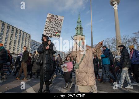 Berlin, Deutschland. Januar 2024. Am 27. Januar 2024 erlebte Berlin eine Konvergenz bedeutender Ereignisse: Die Begehung des Internationalen Holocaust-Gedenktages und parallele Proteste pro-israelischer und pro-palästinensischer Gruppen in der Nähe des Neptunbrunnen. Dieses Datum, das an die Befreiung des Konzentrationslagers Auschwitz im Jahr 1945 erinnert, hat angesichts des anhaltenden Krieges zwischen Israel und der Hamas eine ergreifende Resonanz angenommen. Quelle: ZUMA Press, Inc./Alamy Live News Stockfoto