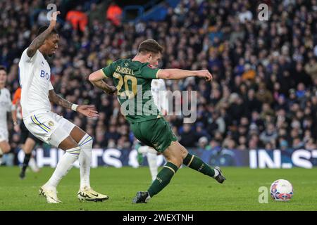 Leeds, Großbritannien. Januar 2024. Adam Randell aus Plymouth Argyle schießt in 1-1 der zweiten Hälfte des Emirates FA Cup Fourth Round Match Leeds United gegen Plymouth Argyle in Elland Road, Leeds, Großbritannien, 27. Januar 2024 (Foto: James Heaton/News Images) in Leeds, Vereinigtes Königreich am 27. Januar 2024. (Foto: James Heaton/News Images/SIPA USA) Credit: SIPA USA/Alamy Live News Stockfoto