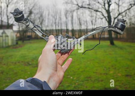 Ein Stück fpv-Drohne, das einen russischen Panzer in die Luft gejagt hat Stockfoto