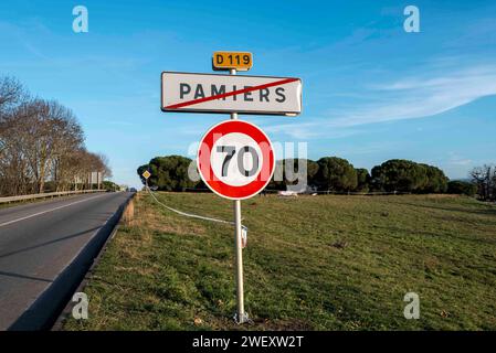 Pamiers, Frankreich. Januar 2024. Weißer marsch zu Ehren von Alexandra Sonac, Farmer, und ihrer Tochter Camille, die Opfer eines Unfalls auf einer Straßensperre in Pamiers, Frankreich, am 27. Januar 2024. Foto: Patricia Huchot-Boissier/ABACAPRESS.COM Credit: Abaca Press/Alamy Live News Stockfoto