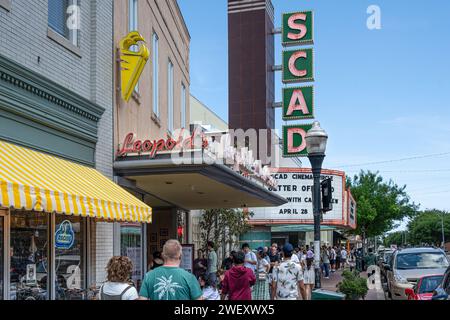 Eine lange Schlange für Leopold's Ice Cream unter dem SCAD (Savannah College of Art & Design) Trustee's Theater im Zentrum von Savannah, Georgia. Stockfoto