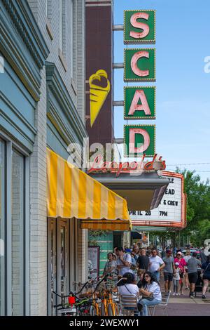 Eine lange Schlange für Leopold's Ice Cream unter dem SCAD (Savannah College of Art & Design) Trustee's Theater im Zentrum von Savannah, Georgia. Stockfoto