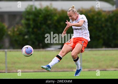 Bossley Park, Australien. Januar 2024. Tameka Yallop von Brisbane Roar FC wird während des Spiels der Liberty A-League 2023/24 in der Runde 14 zwischen Western Sydney Wanderers FC und Brisbane Roar FC im Marconi Stadium in Aktion gesehen. Endergebnis: Western Sydney Wanderers FC 1:3 Brisbane Roar FC. Quelle: SOPA Images Limited/Alamy Live News Stockfoto