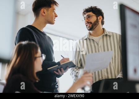 Männliche und weibliche Geschäftsmitarbeiter arbeiten in einem Kreativbüro zusammen und entwickeln Strategien für Gewinnwachstum und Projektentwicklung. Stockfoto