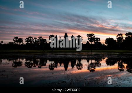 Dawn Silhouettes: Angkor Wat Temple Complex gegen einen lebendigen Sonnenaufgang in Kambodscha Stockfoto