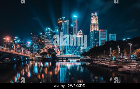 Beleuchtete Nachtkulisse: Singapurs Skyline strahlt mit Lichtshows und Urban Brilliance Stockfoto