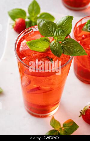 Frühlingscocktail mit Erdbeerbasilikum in einem hohen Glas mit frischer Erdbeere Stockfoto