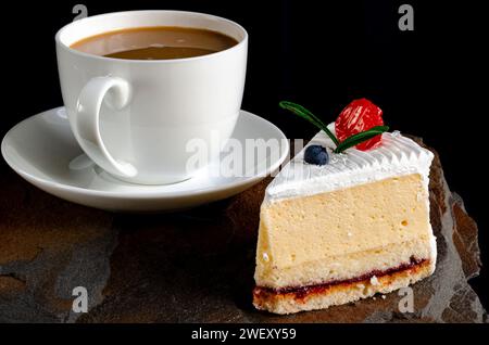Ein Stück Kirschkuchen und eine Tasse Kaffee. Nachtisch Stockfoto