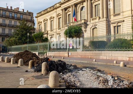 Montpellier, Frankreich, 2024. Place des Martyrs, vor der Präfektur, brennt das Feuer der Bauern, die gegen sinkende Einkommen protestieren Stockfoto