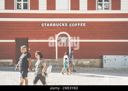 Brasov, Rumänien - 2. September 2023: Starbucks Coffeehouse Chain Store in Brasov Stockfoto
