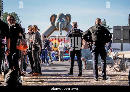 Nimes, Frankreich. Januar 2024. © PHOTOPQR/LE MIDI LIBRE/Mikael ANISSET ; NIMES ; 27/01/2024 ; NIMES/MANIFESTATION DES AGRICULTEURS/AUTOROUTE A9 BLOQUE/AGRICOLE/AGRICULTURE/VISITE DU DEPUTE LFI/La Mobilisation se poursuit dans le Gard ce samedi 27 janvier 2024. Et les agriculteurs, installés dans ce que l'on peut appeler leur Camp de Base sous le pont de l'autoroute A9 à Nîmes, ont recon peu avant midi la visite de FrancoisRuffin. Le député LFI de la Somme a pris le temps de discuter avec les manifestants. - Französische Bauernproteste weiter Frankreich 27. Januar 2024 Credit: MAXPPP/Alamy Live News Stockfoto