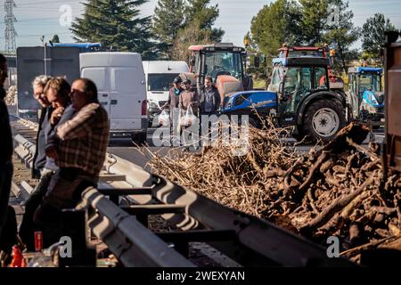 Nimes, Frankreich. Januar 2024. © PHOTOPQR/LE MIDI LIBRE/Mikael ANISSET ; NIMES ; 27/01/2024 ; NIMES/MANIFESTATION DES AGRICULTEURS/AUTOROUTE A9 BLOQUE/AGRICOLE/AGRICULTURE/VISITE DU DEPUTE LFI/La Mobilisation se poursuit dans le Gard ce samedi 27 janvier 2024. Et les agriculteurs, installés dans ce que l'on peut appeler leur Camp de Base sous le pont de l'autoroute A9 à Nîmes, ont recon peu avant midi la visite de FrancoisRuffin. Le député LFI de la Somme a pris le temps de discuter avec les manifestants. - Französische Bauernproteste weiter Frankreich 27. Januar 2024 Credit: MAXPPP/Alamy Live News Stockfoto