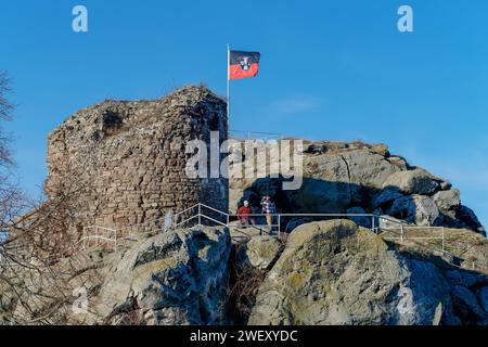 27.01.2024 bei Blankenburg im Landkreis Harz in Sachsen-Anhalt genießt Menschen auf der Burgruine Regenstein die Strahlen der untergehenden Sonne. Blankenburg Sachsen-Anhalt Deutschland *** 27 01 2024 bei Blankenburg im Harz Sachsen-Anhalt genießen die Menschen die Sonnenstrahlen der untergehenden Sonne auf der Ruine von Schloss Regenstein Blankenburg Sachsen-Anhalt Deutschland Stockfoto