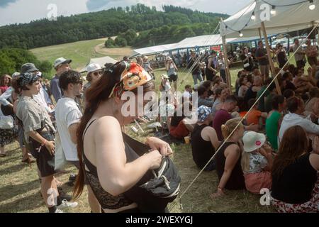 Eine junge Frau und Leute auf einem Musikfestival Stockfoto