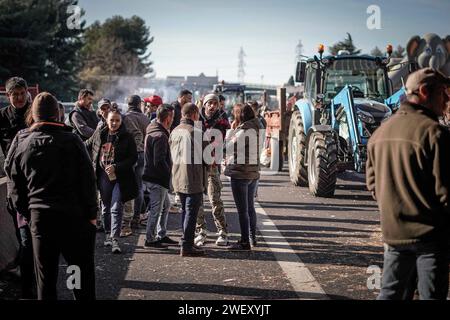 Nimes, Frankreich. Januar 2024. © PHOTOPQR/LE MIDI LIBRE/Mikael ANISSET ; NIMES ; 27/01/2024 ; NIMES/MANIFESTATION DES AGRICULTEURS/AUTOROUTE A9 BLOQUE/AGRICOLE/AGRICULTURE/VISITE DU DEPUTE LFI/La Mobilisation se poursuit dans le Gard ce samedi 27 janvier 2024. Et les agriculteurs, installés dans ce que l'on peut appeler leur Camp de Base sous le pont de l'autoroute A9 à Nîmes, ont recon peu avant midi la visite de FrancoisRuffin. Le député LFI de la Somme a pris le temps de discuter avec les manifestants. - Französische Bauernproteste weiter Frankreich 27. Januar 2024 Credit: MAXPPP/Alamy Live News Stockfoto