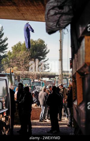 Nimes, Frankreich. Januar 2024. © PHOTOPQR/LE MIDI LIBRE/Mikael ANISSET ; NIMES ; 27/01/2024 ; NIMES/MANIFESTATION DES AGRICULTEURS/AUTOROUTE A9 BLOQUE/AGRICOLE/AGRICULTURE/VISITE DU DEPUTE LFI/La Mobilisation se poursuit dans le Gard ce samedi 27 janvier 2024. Et les agriculteurs, installés dans ce que l'on peut appeler leur Camp de Base sous le pont de l'autoroute A9 à Nîmes, ont recon peu avant midi la visite de FrancoisRuffin. Le député LFI de la Somme a pris le temps de discuter avec les manifestants. - Französische Bauernproteste weiter Frankreich 27. Januar 2024 Credit: MAXPPP/Alamy Live News Stockfoto