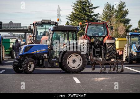 Nimes, Frankreich. Januar 2024. © PHOTOPQR/LE MIDI LIBRE/Mikael ANISSET ; NIMES ; 27/01/2024 ; NIMES/MANIFESTATION DES AGRICULTEURS/AUTOROUTE A9 BLOQUE/AGRICOLE/AGRICULTURE/VISITE DU DEPUTE LFI/La Mobilisation se poursuit dans le Gard ce samedi 27 janvier 2024. Et les agriculteurs, installés dans ce que l'on peut appeler leur Camp de Base sous le pont de l'autoroute A9 à Nîmes, ont recon peu avant midi la visite de FrancoisRuffin. Le député LFI de la Somme a pris le temps de discuter avec les manifestants. - Französische Bauernproteste weiter Frankreich 27. Januar 2024 Credit: MAXPPP/Alamy Live News Stockfoto