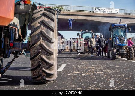 Nimes, Frankreich. Januar 2024. © PHOTOPQR/LE MIDI LIBRE/Mikael ANISSET ; NIMES ; 27/01/2024 ; NIMES/MANIFESTATION DES AGRICULTEURS/AUTOROUTE A9 BLOQUE/AGRICOLE/AGRICULTURE/VISITE DU DEPUTE LFI/La Mobilisation se poursuit dans le Gard ce samedi 27 janvier 2024. Et les agriculteurs, installés dans ce que l'on peut appeler leur Camp de Base sous le pont de l'autoroute A9 à Nîmes, ont recon peu avant midi la visite de FrancoisRuffin. Le député LFI de la Somme a pris le temps de discuter avec les manifestants. - Französische Bauernproteste weiter Frankreich 27. Januar 2024 Credit: MAXPPP/Alamy Live News Stockfoto