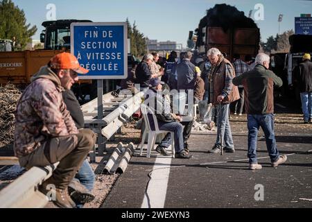 Nimes, Frankreich. Januar 2024. © PHOTOPQR/LE MIDI LIBRE/Mikael ANISSET ; NIMES ; 27/01/2024 ; NIMES/MANIFESTATION DES AGRICULTEURS/AUTOROUTE A9 BLOQUE/AGRICOLE/AGRICULTURE/VISITE DU DEPUTE LFI/La Mobilisation se poursuit dans le Gard ce samedi 27 janvier 2024. Et les agriculteurs, installés dans ce que l'on peut appeler leur Camp de Base sous le pont de l'autoroute A9 à Nîmes, ont recon peu avant midi la visite de FrancoisRuffin. Le député LFI de la Somme a pris le temps de discuter avec les manifestants. - Französische Bauernproteste weiter Frankreich 27. Januar 2024 Credit: MAXPPP/Alamy Live News Stockfoto