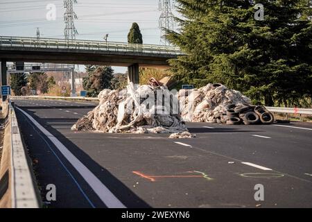 Nimes, Frankreich. Januar 2024. © PHOTOPQR/LE MIDI LIBRE/Mikael ANISSET ; NIMES ; 27/01/2024 ; NIMES/MANIFESTATION DES AGRICULTEURS/AUTOROUTE A9 BLOQUE/AGRICOLE/AGRICULTURE/VISITE DU DEPUTE LFI/La Mobilisation se poursuit dans le Gard ce samedi 27 janvier 2024. Et les agriculteurs, installés dans ce que l'on peut appeler leur Camp de Base sous le pont de l'autoroute A9 à Nîmes, ont recon peu avant midi la visite de FrancoisRuffin. Le député LFI de la Somme a pris le temps de discuter avec les manifestants. - Französische Bauernproteste weiter Frankreich 27. Januar 2024 Credit: MAXPPP/Alamy Live News Stockfoto