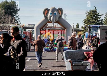 Nimes, Frankreich. Januar 2024. © PHOTOPQR/LE MIDI LIBRE/Mikael ANISSET ; NIMES ; 27/01/2024 ; NIMES/MANIFESTATION DES AGRICULTEURS/AUTOROUTE A9 BLOQUE/AGRICOLE/AGRICULTURE/VISITE DU DEPUTE LFI/La Mobilisation se poursuit dans le Gard ce samedi 27 janvier 2024. Et les agriculteurs, installés dans ce que l'on peut appeler leur Camp de Base sous le pont de l'autoroute A9 à Nîmes, ont recon peu avant midi la visite de FrancoisRuffin. Le député LFI de la Somme a pris le temps de discuter avec les manifestants. - Französische Bauernproteste weiter Frankreich 27. Januar 2024 Credit: MAXPPP/Alamy Live News Stockfoto