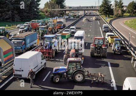 Nimes, Frankreich. Januar 2024. © PHOTOPQR/LE MIDI LIBRE/Mikael ANISSET ; NIMES ; 27/01/2024 ; NIMES/MANIFESTATION DES AGRICULTEURS/AUTOROUTE A9 BLOQUE/AGRICOLE/AGRICULTURE/VISITE DU DEPUTE LFI/La Mobilisation se poursuit dans le Gard ce samedi 27 janvier 2024. Et les agriculteurs, installés dans ce que l'on peut appeler leur Camp de Base sous le pont de l'autoroute A9 à Nîmes, ont recon peu avant midi la visite de FrancoisRuffin. Le député LFI de la Somme a pris le temps de discuter avec les manifestants. - Französische Bauernproteste weiter Frankreich 27. Januar 2024 Credit: MAXPPP/Alamy Live News Stockfoto