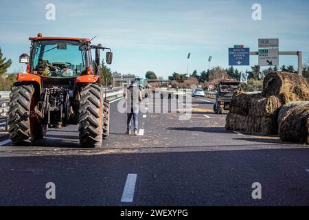 Nimes, Frankreich. Januar 2024. © PHOTOPQR/LE MIDI LIBRE/Mikael ANISSET ; NIMES ; 27/01/2024 ; NIMES/MANIFESTATION DES AGRICULTEURS/AUTOROUTE A9 BLOQUE/AGRICOLE/AGRICULTURE/VISITE DU DEPUTE LFI/La Mobilisation se poursuit dans le Gard ce samedi 27 janvier 2024. Et les agriculteurs, installés dans ce que l'on peut appeler leur Camp de Base sous le pont de l'autoroute A9 à Nîmes, ont recon peu avant midi la visite de FrancoisRuffin. Le député LFI de la Somme a pris le temps de discuter avec les manifestants. - Französische Bauernproteste weiter Frankreich 27. Januar 2024 Credit: MAXPPP/Alamy Live News Stockfoto