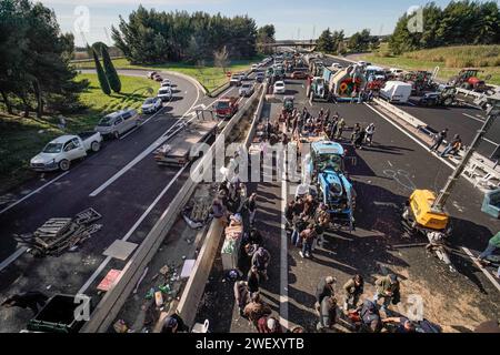 Nimes, Frankreich. Januar 2024. © PHOTOPQR/LE MIDI LIBRE/Mikael ANISSET ; NIMES ; 27/01/2024 ; NIMES/MANIFESTATION DES AGRICULTEURS/AUTOROUTE A9 BLOQUE/AGRICOLE/AGRICULTURE/VISITE DU DEPUTE LFI/La Mobilisation se poursuit dans le Gard ce samedi 27 janvier 2024. Et les agriculteurs, installés dans ce que l'on peut appeler leur Camp de Base sous le pont de l'autoroute A9 à Nîmes, ont recon peu avant midi la visite de FrancoisRuffin. Le député LFI de la Somme a pris le temps de discuter avec les manifestants. - Französische Bauernproteste weiter Frankreich 27. Januar 2024 Credit: MAXPPP/Alamy Live News Stockfoto