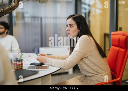 Erfolgreiche Brainstorming-Sitzung mit verschiedenen Teams von Geschäftsleuten. Stockfoto