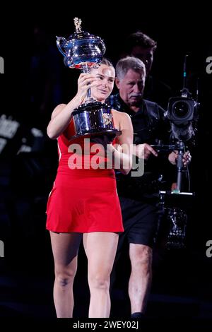 Melbourne Park, Melbourne, Victoria, Australien. Januar 2024. Australian Open Tennis Championship, Ladies Singles Finale am 14. Tag; Aryna Sabalenka hebt die Trophäe nach dem Sieg im Einzelfinale gegen Qinwen Zheng (CHN). Credit: Action Plus Sports/Alamy Live News Stockfoto