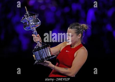 Melbourne Park, Melbourne, Victoria, Australien. Januar 2024. Australian Open Tennis Championship, Ladies Singles Finale am 14. Tag; Aryna Sabalenka hebt die Trophäe nach dem Sieg im Einzelfinale gegen Qinwen Zheng (CHN). Credit: Action Plus Sports/Alamy Live News Stockfoto