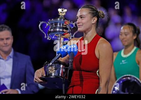 Melbourne Park, Melbourne, Victoria, Australien. Januar 2024. Australian Open Tennis Championship, Ladies Singles Finale am 14. Tag; Aryna Sabalenka hebt die Trophäe nach dem Sieg im Einzelfinale gegen Qinwen Zheng (CHN). Credit: Action Plus Sports/Alamy Live News Stockfoto