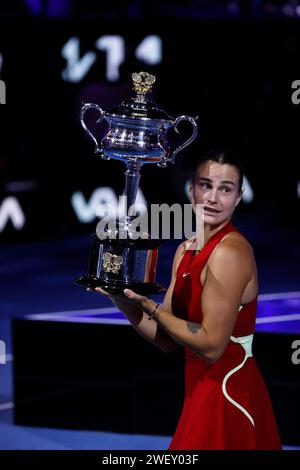 Melbourne Park, Melbourne, Victoria, Australien. Januar 2024. Australian Open Tennis Championship, Ladies Singles Finale am 14. Tag; Aryna Sabalenka hebt die Trophäe nach dem Sieg im Einzelfinale gegen Qinwen Zheng (CHN). Credit: Action Plus Sports/Alamy Live News Stockfoto