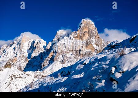 Die Gipfel der Cima dei Bureloni, der Cima della Vezzana und der Cimon della Pala (von links) der Pala-Gruppe, von oberhalb des Passo Rolle gesehen, passieren im Winter. Stockfoto