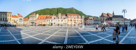 Brasov, Rumänien - 02. September 2023: Panoramablick mit dem Ratsplatz (Piata Sfatului) in der Altstadt von Brasov und dem Berg Tampa im Backgro Stockfoto