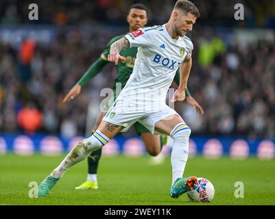 Elland Road, Leeds, Yorkshire, Großbritannien. Januar 2024. FA Cup Fourth Round Football, Leeds versus Plymouth Argyle; Liam Cooper von Leeds United läuft ausschließlich mit dem Ball. Keine Verwendung mit nicht autorisierten Audio-, Video-, Daten-, Spiellisten-, Club-/League-Logos oder Live-Services. Online-in-Match-Nutzung auf 120 Bilder beschränkt, keine Videtemulation. Keine Verwendung bei Wetten, Spielen oder Publikationen für Einzelverein/Liga/Spieler Credit: Action Plus Sports/Alamy Live News Stockfoto