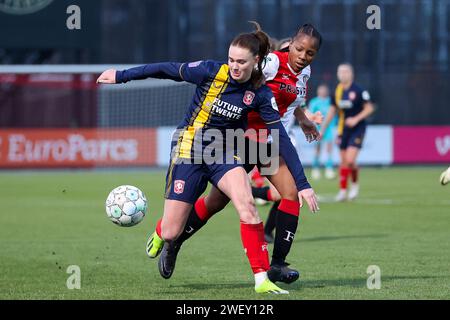 Rotterdam, Niederlande. Januar 2024. ROTTERDAM, NIEDERLANDE - 27. JANUAR: Liz Rijsbergen vom FC Twente wird von Celainy Obispo aus Feyenoord während des Azerion Vrouwen Eredivisie Spiels zwischen Feyenoord und FC Twente am 27. Januar 2024 im Sportkomplex Varkenoord in Rotterdam, Niederlande (Foto: Hans van der Valk/Orange Pictures) Credit: dpa/Alamy Live News Stockfoto