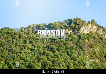 Blick mit Brasov-Schild auf den Berg Tampa in Siebenbürgen, Rumänien. Stockfoto