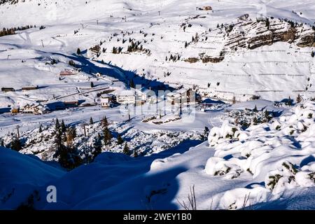 Blick aus der Vogelperspektive auf Passo Rolle im Winter. Stockfoto