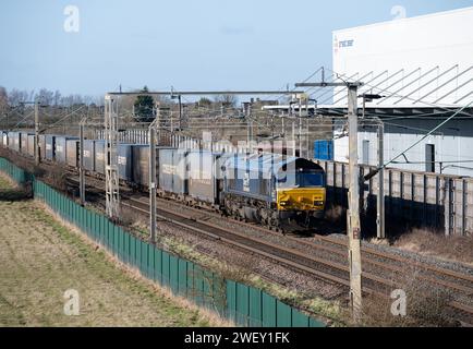 Direct Rail Services Diesellokomotive der Baureihe 66 Nr. 66108 mit Containerzug in DIRFT, Northamptonshire, England, Großbritannien Stockfoto