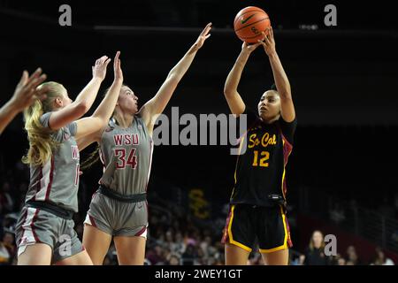 Der südkalifornische Trojaner Juju Watkins (12) schießt den Ball gegen die Washington State Cougars Guardin Tara Wallack (1) und Jenna Villa (34) während der ersten Hälfte eines NCAA College Frauen Basketballspiels Freitag, 26. Januar 2024 in Los Angeles. USC besiegte WSU 70:62. Stockfoto