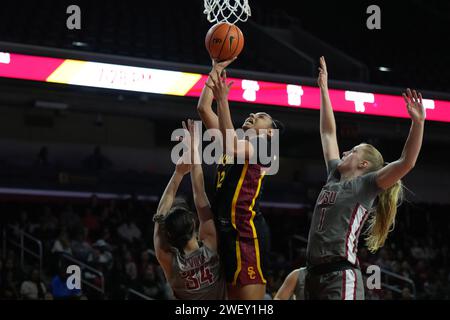 Der südkalifornische Trojaner Juju Watkins (12) schießt den Ball gegen die Washington State Cougars Guardin Tara Wallack (1) und Jenna Villa (34) während der ersten Hälfte eines NCAA College Frauen Basketballspiels Freitag, 26. Januar 2024 in Los Angeles. USC besiegte WSU 70:62. Stockfoto